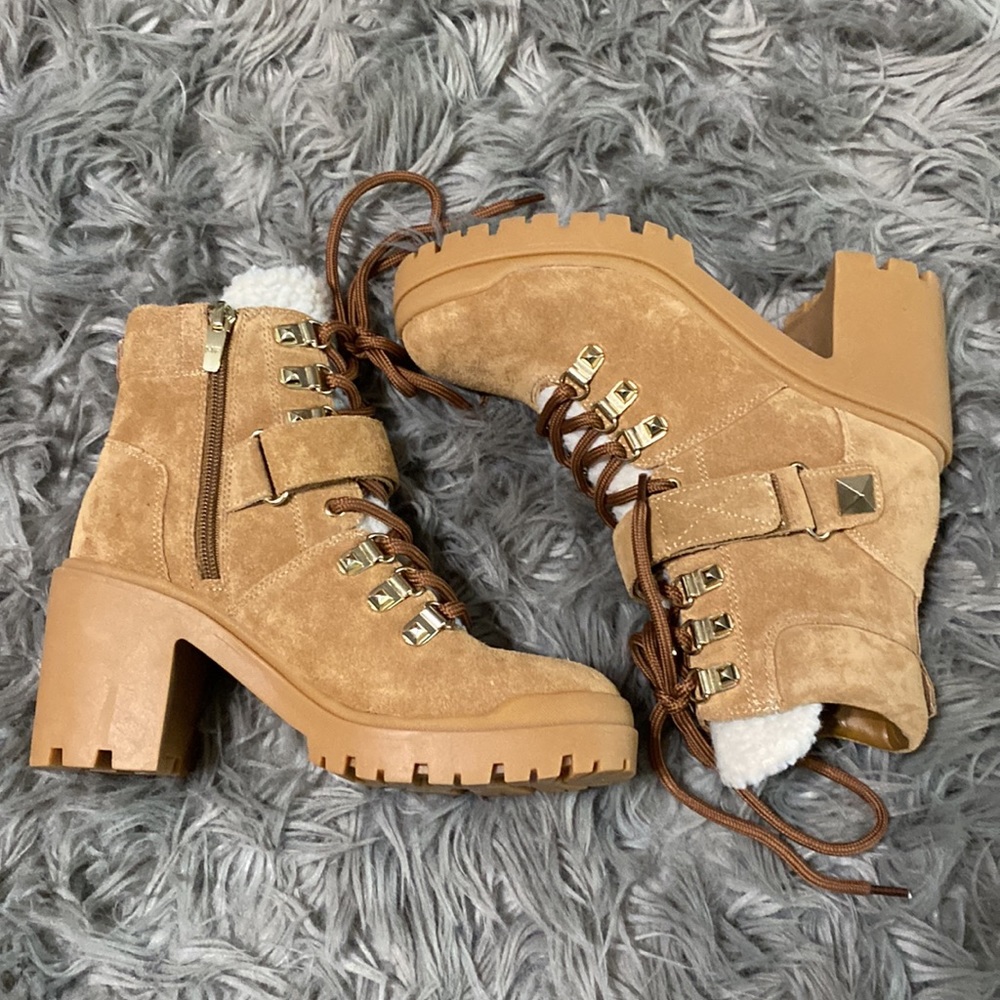 MARC FISHER WOMEN SUEDE HEELED COMBAT BOOTS. SIZE 6M.